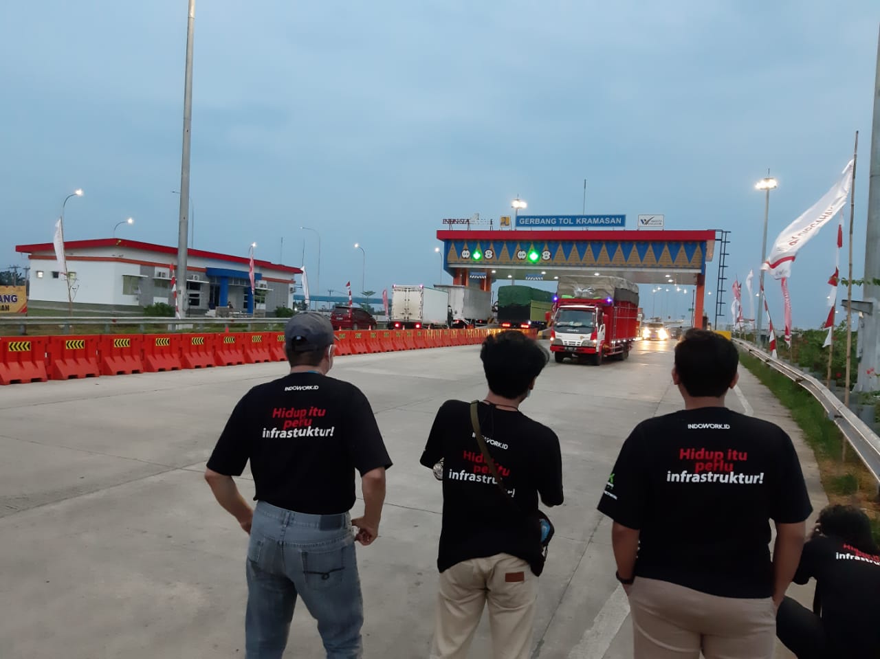 Tim Redaksi Indowork di Pintu Tol Kramasan