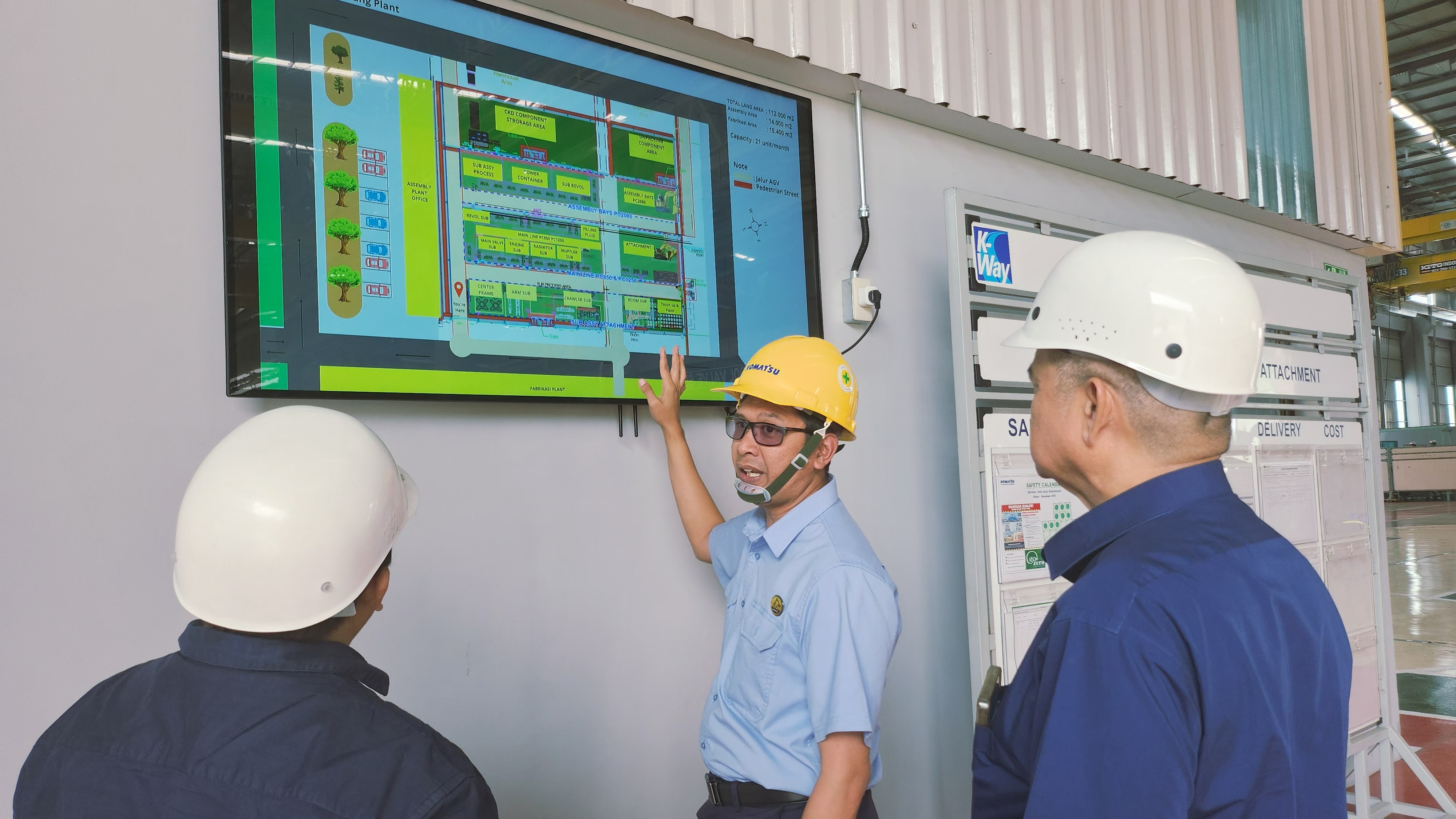 Fahmi Azhari Mukhlis sedang menjelaskan sistem monitoring