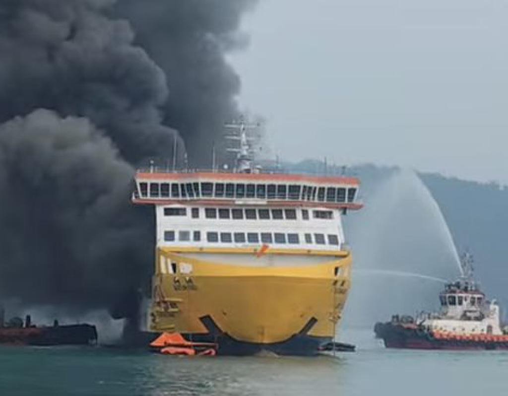 KMP Batumandi Terbakar, 420 Penumpang Berhasil Diselamatkan