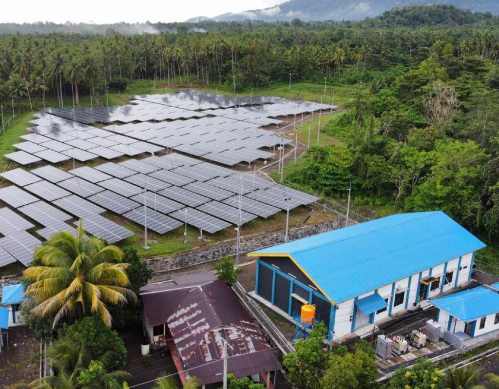 Maluku Andalkan PLTS dan Mikrogrid untuk Melistriki Pulau Kecil