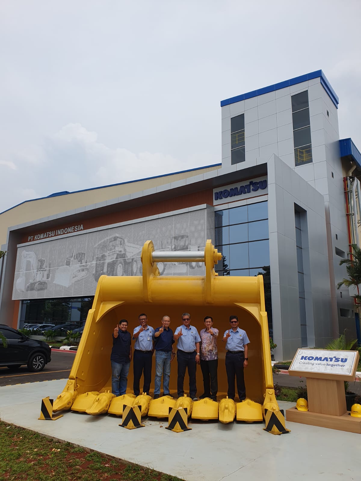 Bucket eskavator berukuran besar Komatsu Indonesia