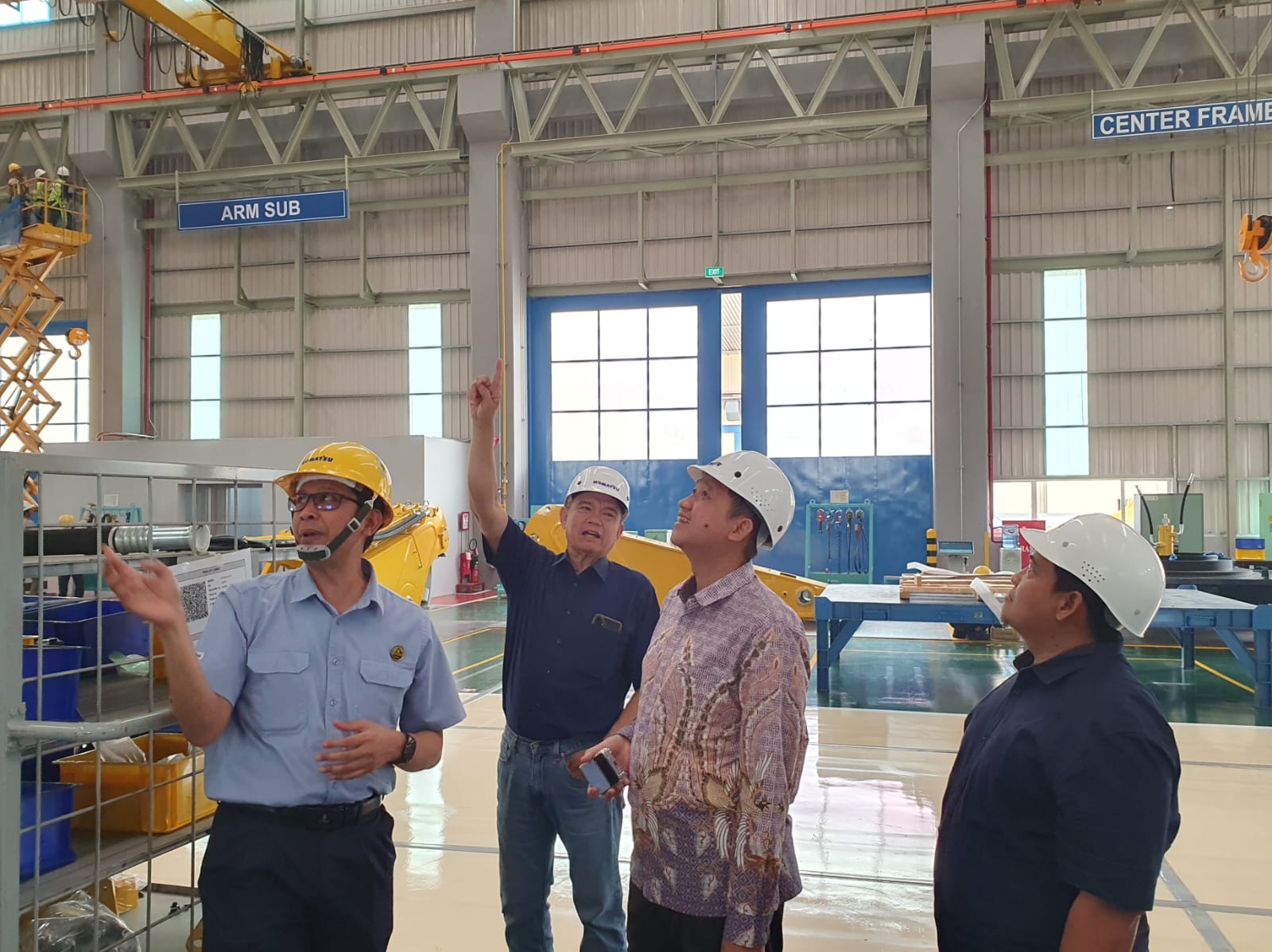 Fahmi Azhari mukhlis menjelaskan sistem otomatis di smart factory