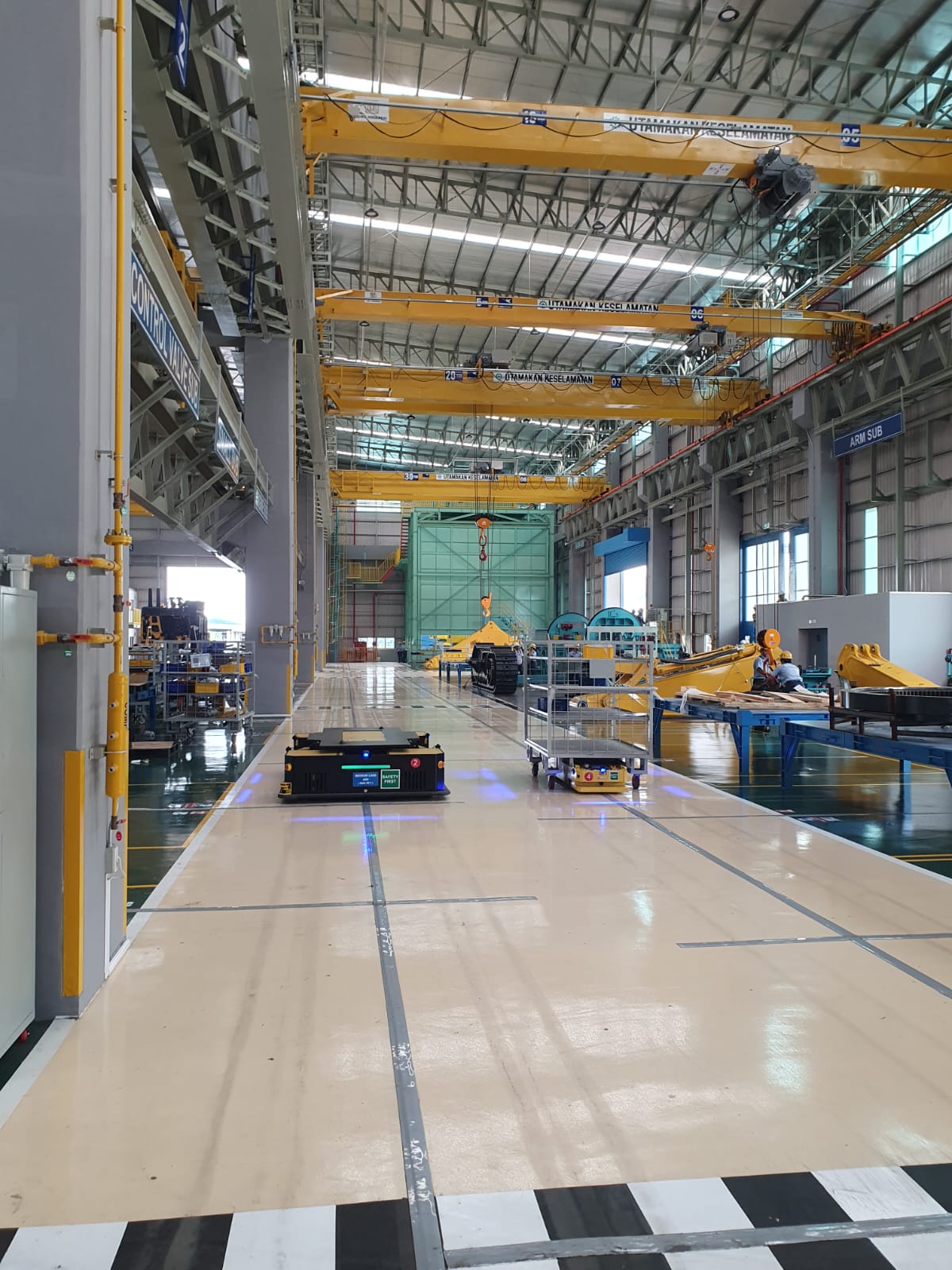 AGV bergerak otomatid di smart factory