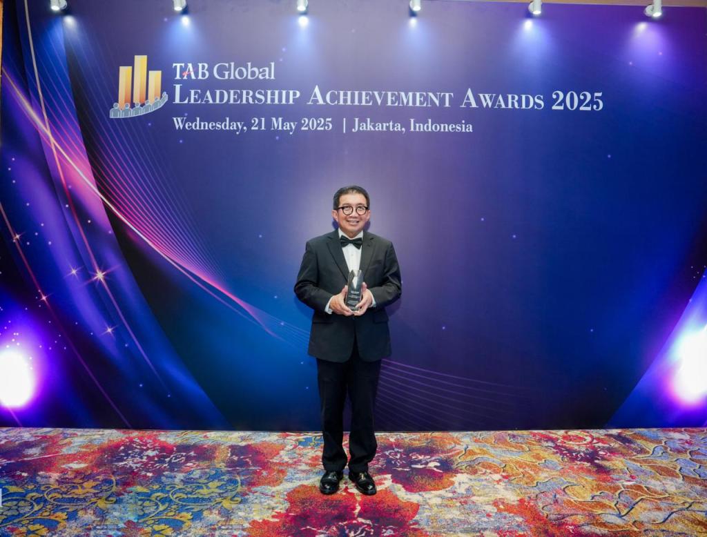 Muliaman D. Hadad Terima Lifetime Leadership Achievement Award dari The Asian Banker