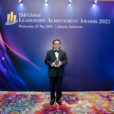 Muliaman D. Hadad Terima Lifetime Leadership Achievement Award dari The Asian Banker